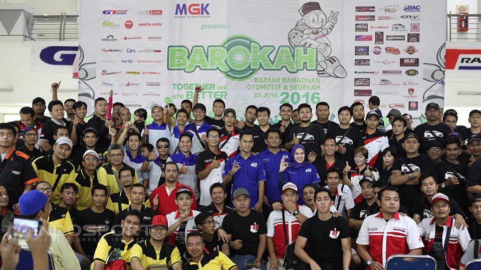 32 Komunitas Otomotif foto bersama di acara Barokah 2016 yang diselenggarakan di MGK Kemayoran, Sabtu (24/06). Copyright: © Herry Ibrahim/INDOSPORT